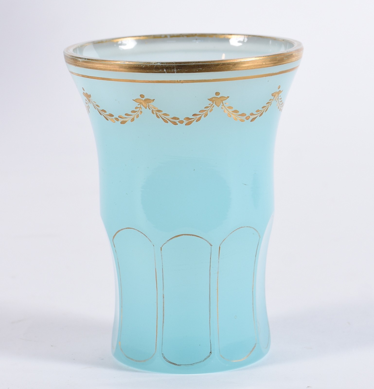 Vaso de opalina azul esverdeado com guirlandas douradas, base... - foto 1 de 3