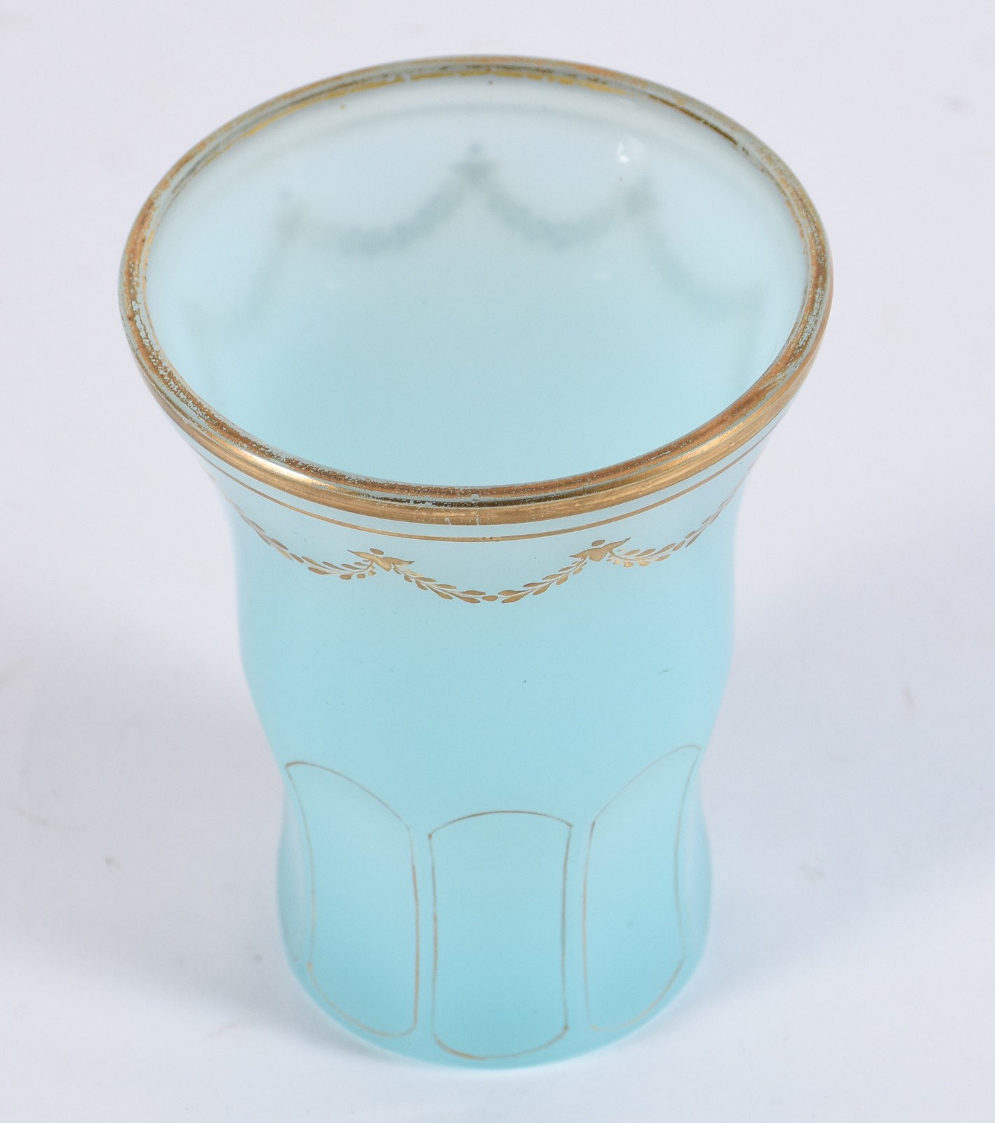 Vaso de opalina azul esverdeado com guirlandas douradas, base... - foto 2 de 3