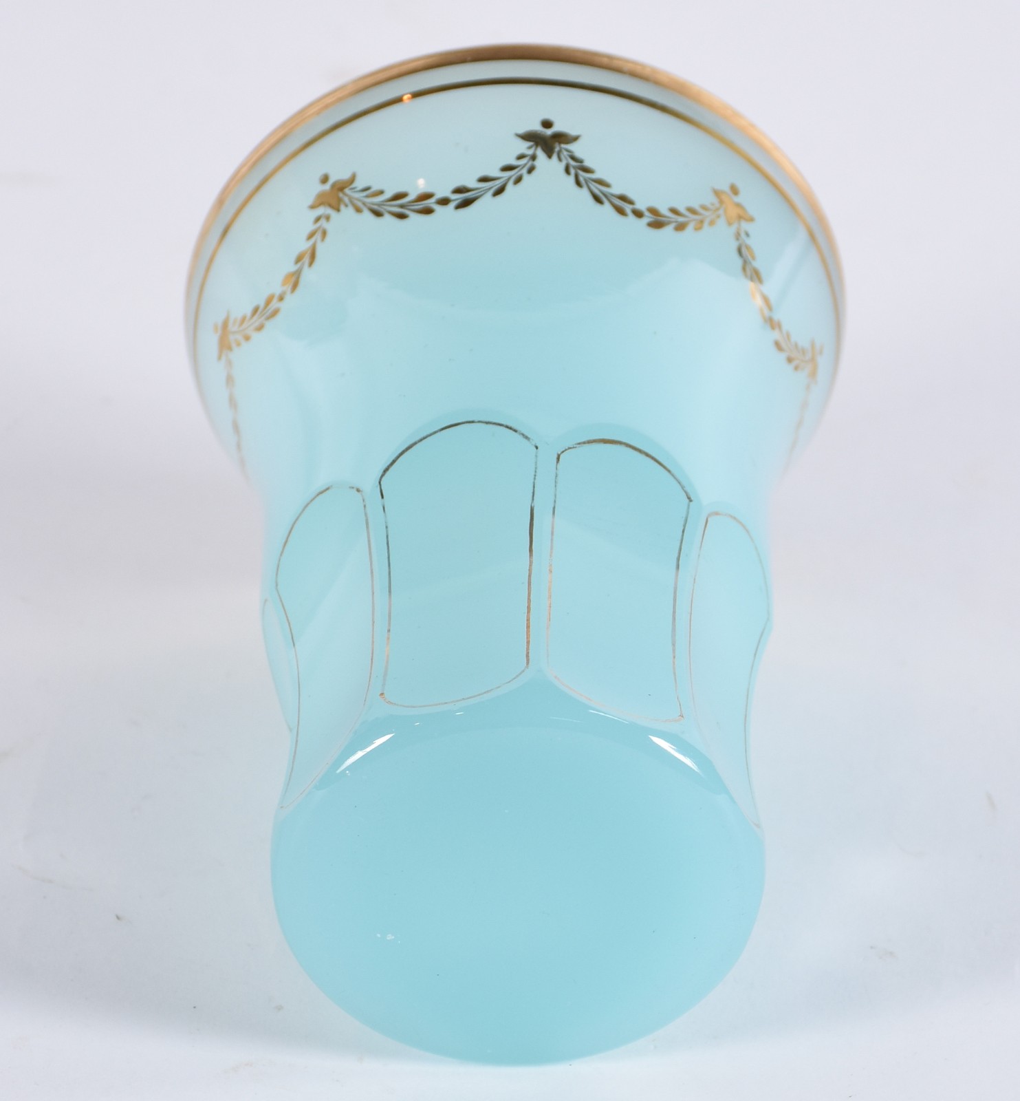 Vaso de opalina azul esverdeado com guirlandas douradas, base... - foto 3 de 3