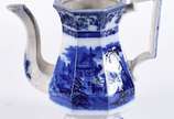 Bule de faiança Macao feitio oitavado, decoraçã... - Bule de faiança Macao feitio oitavado, decoração com paisagem em azul e branco , sem tampa.