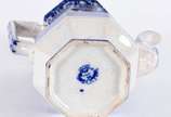 Bule de faiança Macao feitio oitavado, decoraçã... - Bule de faiança Macao feitio oitavado, decoração com paisagem em azul e branco , sem tampa.