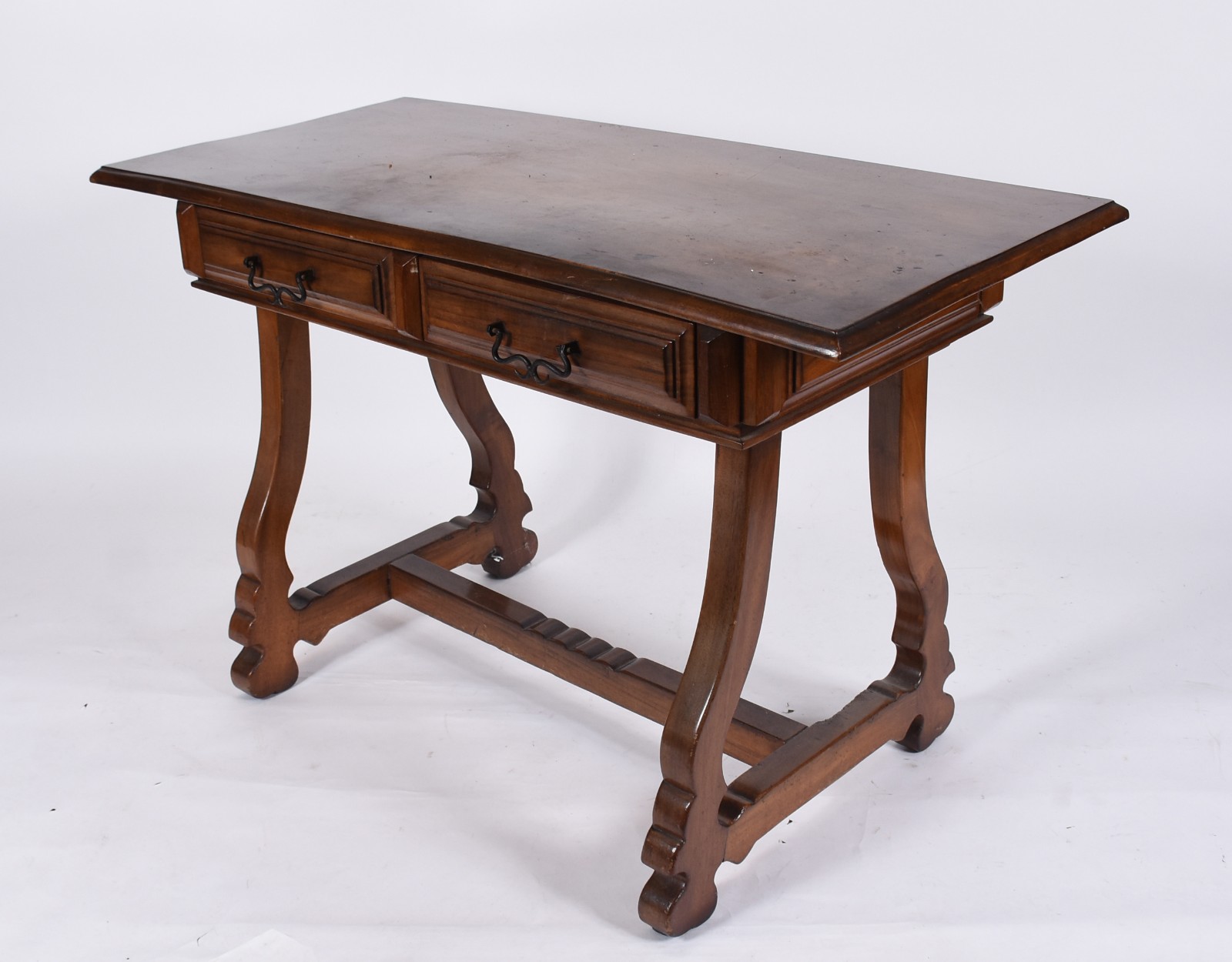 Mesa de madeira nobre com 2 gavetas, pernas recortadas ligadas por... - foto 1 de 6