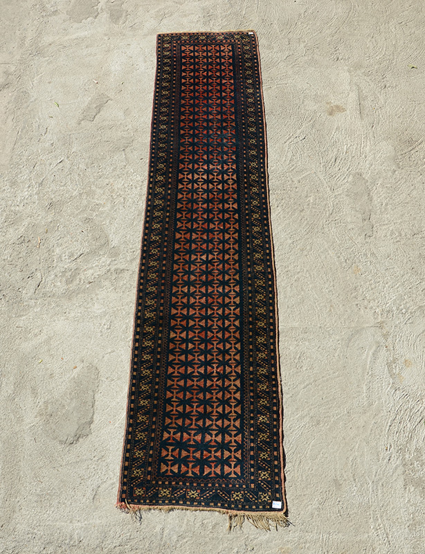 Passadeira Afghan. Medidas 0,66 x 3,08 m.