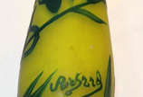 RICHARD,  - Perfumeiro de pasta de vidro francesa nas cores verde e amarelo ( falta a bomba) . Assinado.