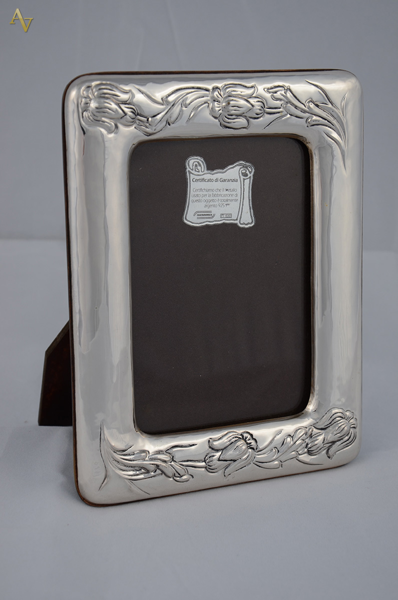 Porta retrato em prata 925 mls c/ flores em relevo, med.externa 18 x...