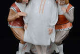 Grupo de porcelana Dinamarquesa rep. Fábula &#3... - Grupo de porcelana Dinamarquesa rep. Fábula &#34;A roupa nova do Rei&#34;. Marca de Royal Kopenhagem. Alt: 21 cm