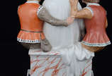 Grupo de porcelana Dinamarquesa rep. Fábula &#3... - Grupo de porcelana Dinamarquesa rep. Fábula &#34;A roupa nova do Rei&#34;. Marca de Royal Kopenhagem. Alt: 21 cm