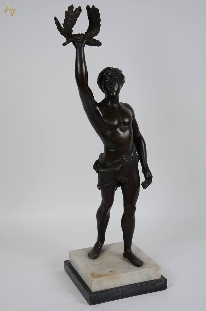 Escultura em petit bronze rep. Atleta, base de mármore, alt. total 84... - foto 1 de 3