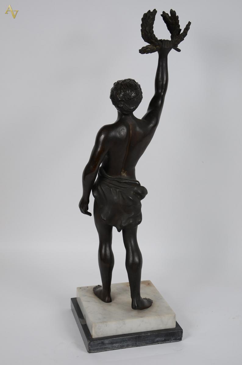 Escultura em petit bronze rep. Atleta, base de mármore, alt. total 84... - foto 2 de 3