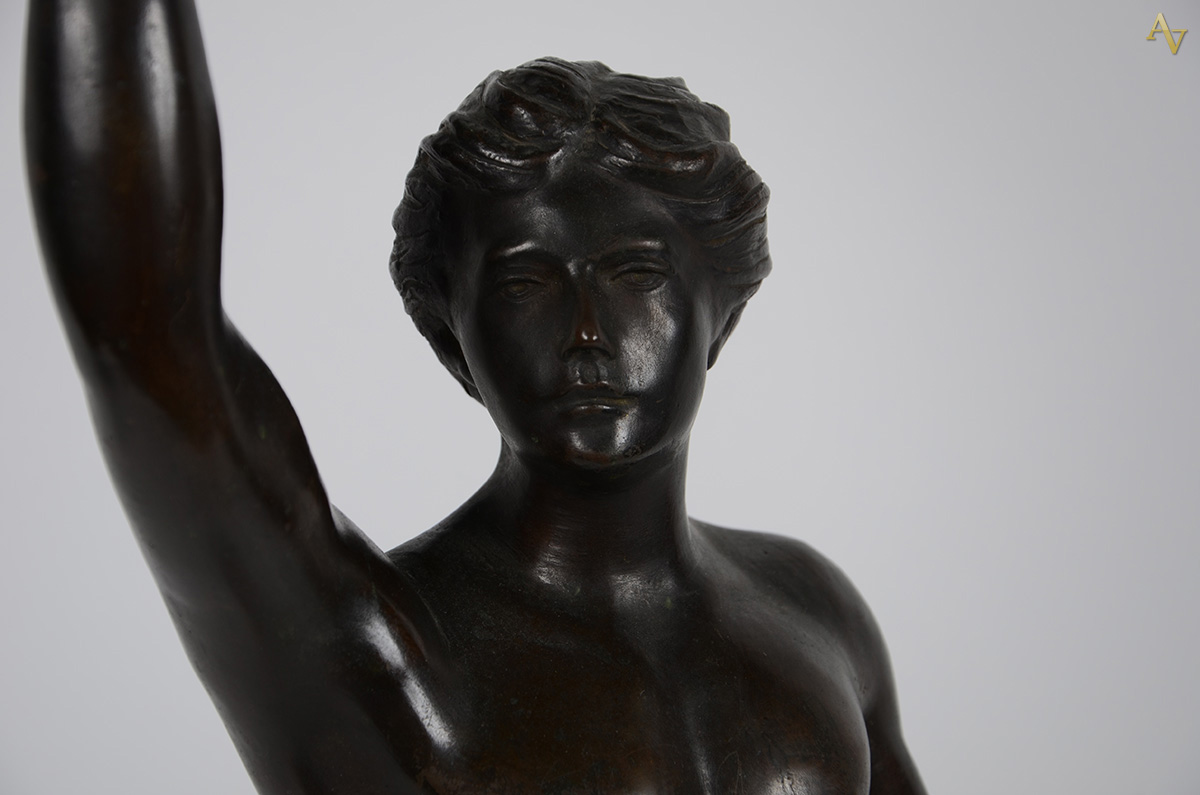 Escultura em petit bronze rep. Atleta, base de mármore, alt. total 84... - foto 3 de 3