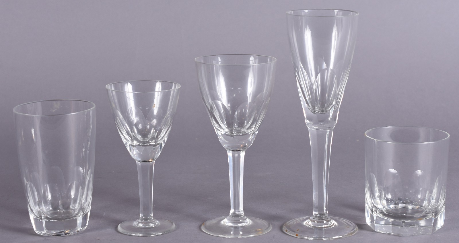 Serviço de copos de cristal facetado composto de: 12 flutes para... - foto 3 de 6