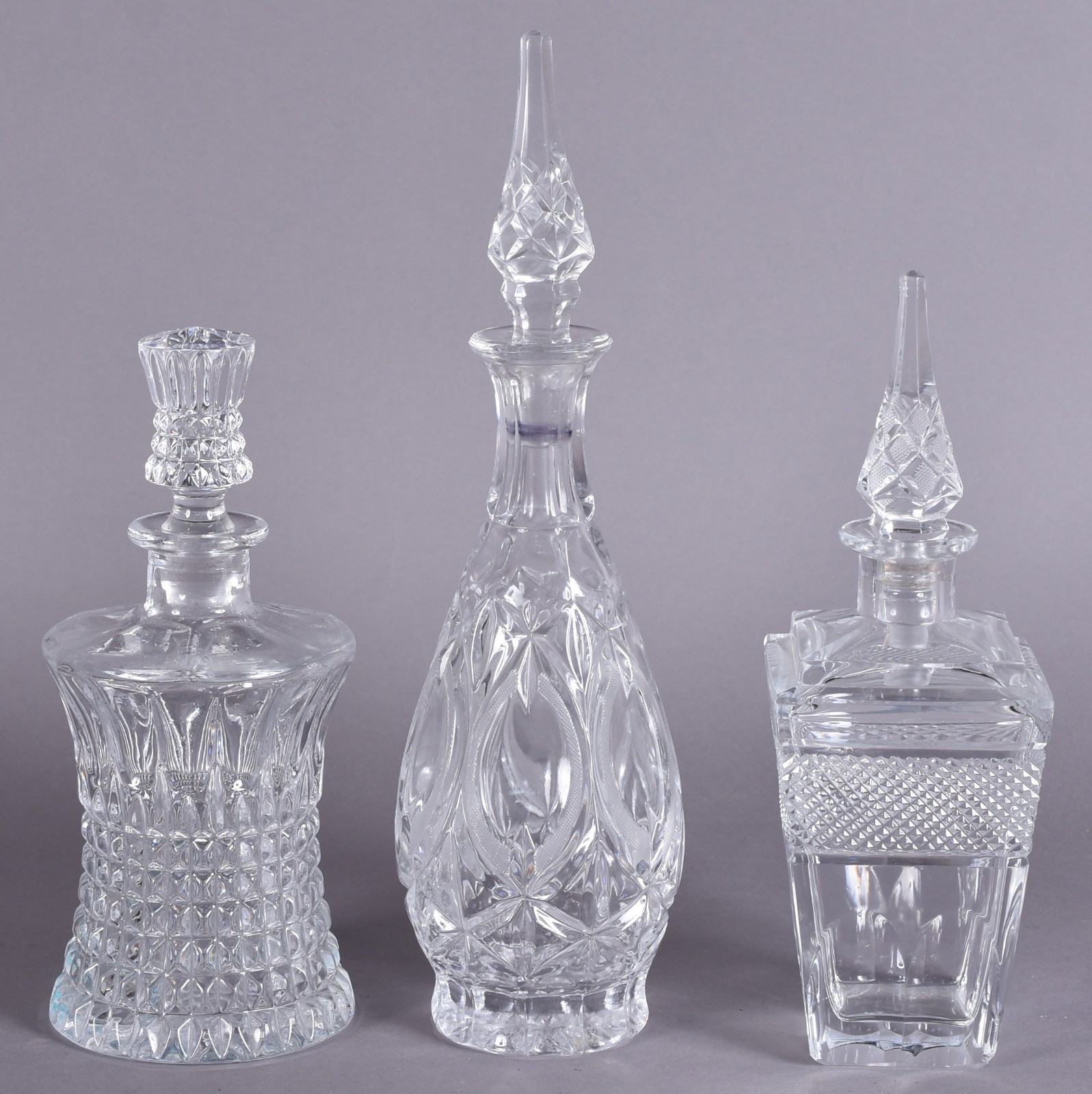 Três garrafas de cristal diversos modelos. - foto 1 de 4