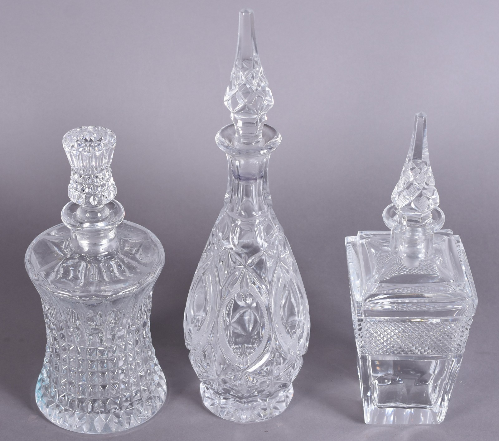 Três garrafas de cristal diversos modelos. - foto 2 de 4