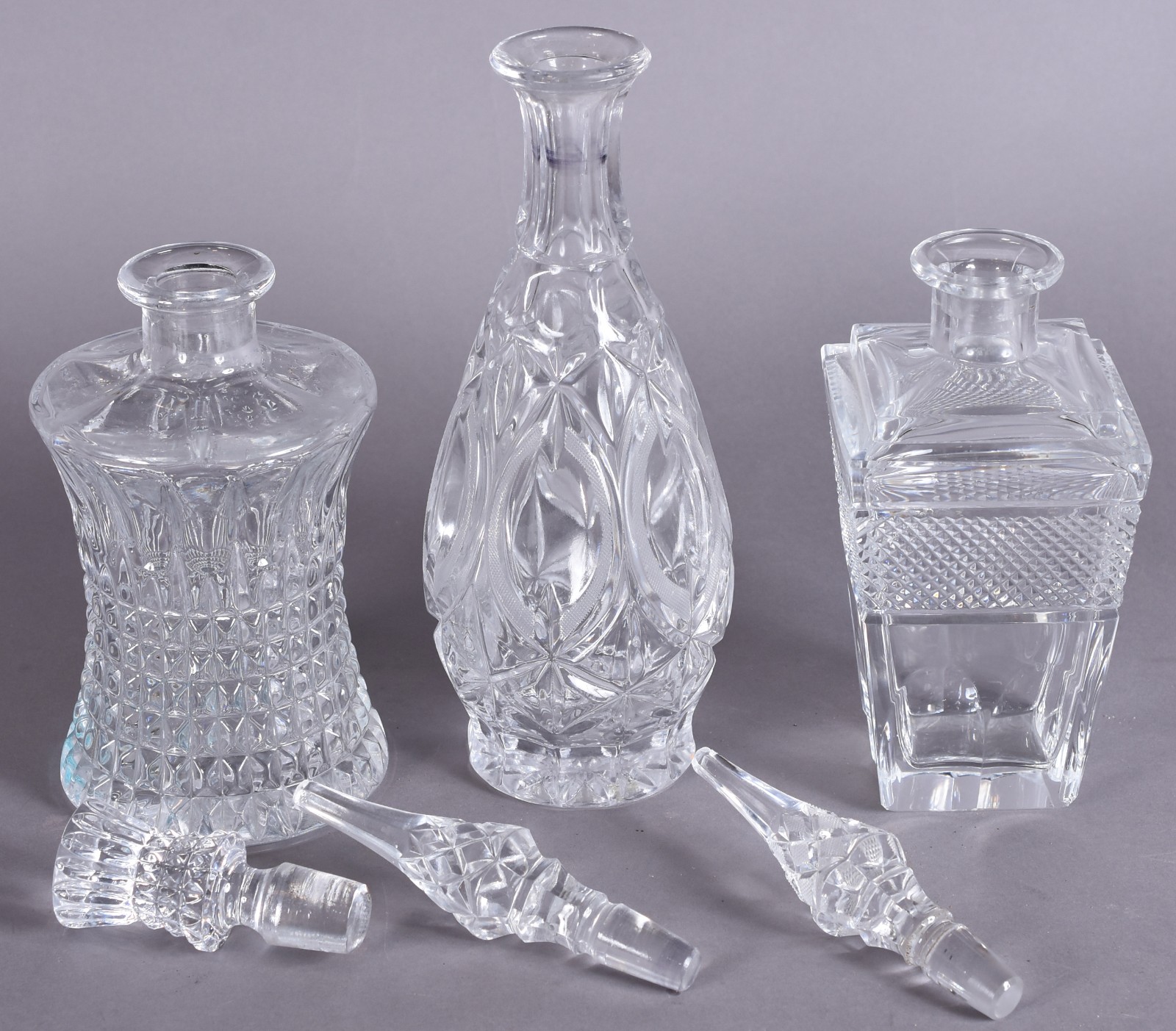 Três garrafas de cristal diversos modelos. - foto 3 de 4
