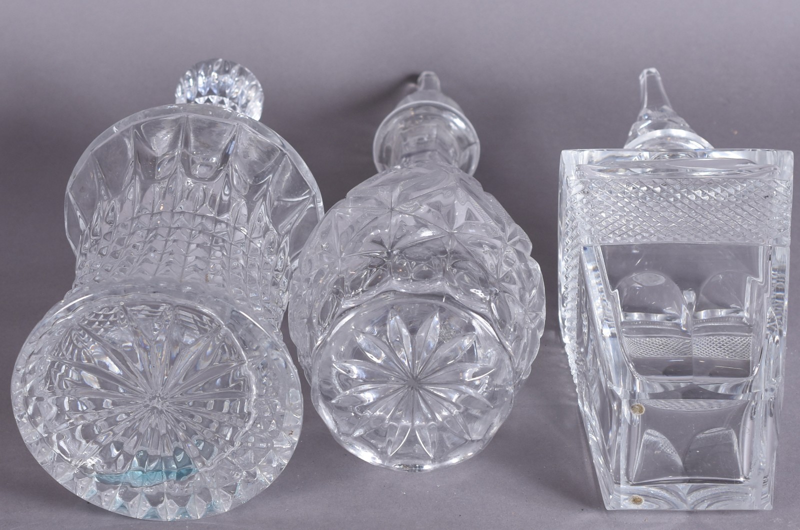 Três garrafas de cristal diversos modelos. - foto 4 de 4