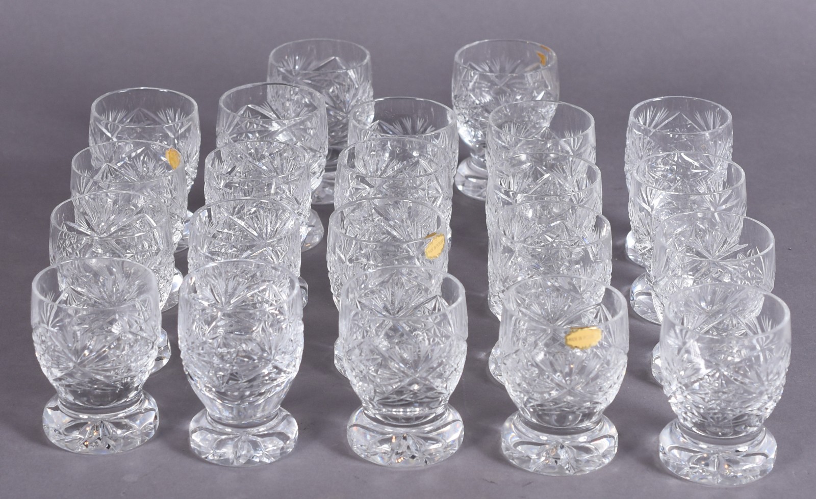 Vinte e dois copinhos de cristal tcheco lapidado para licor. - foto 1 de 4
