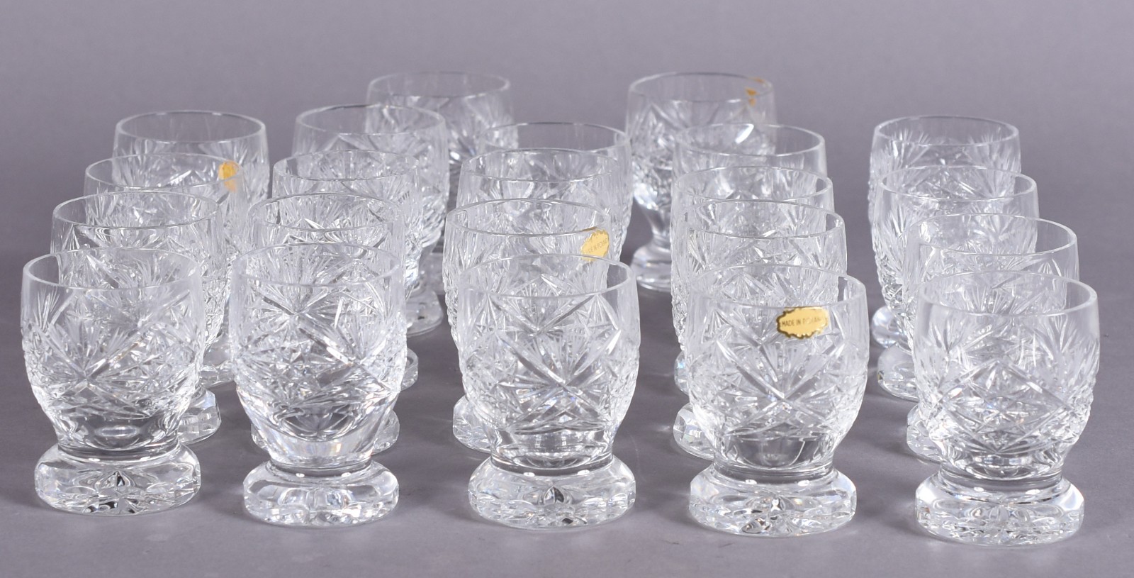 Vinte e dois copinhos de cristal tcheco lapidado para licor. - foto 2 de 4