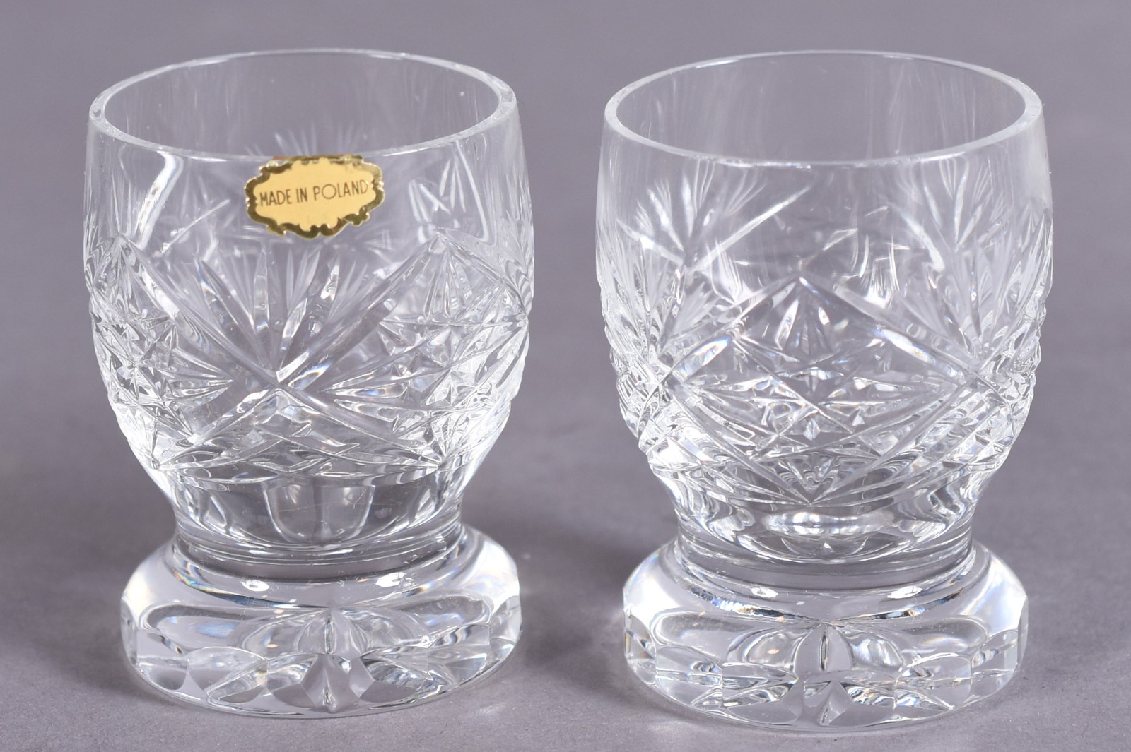 Vinte e dois copinhos de cristal tcheco lapidado para licor. - foto 3 de 4