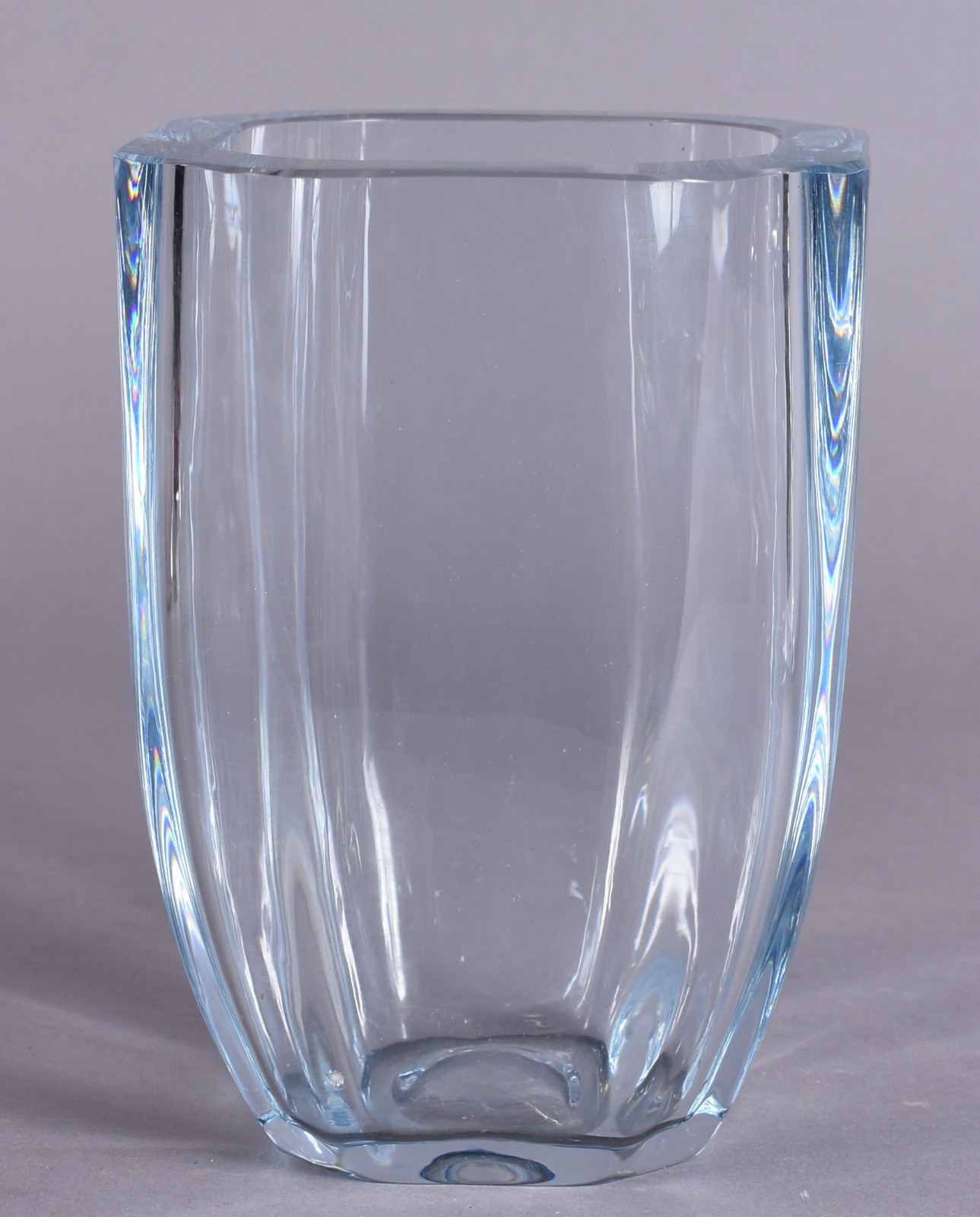Vaso em bloco de cristal europeu, assinado Strasburg na base... - foto 1 de 5