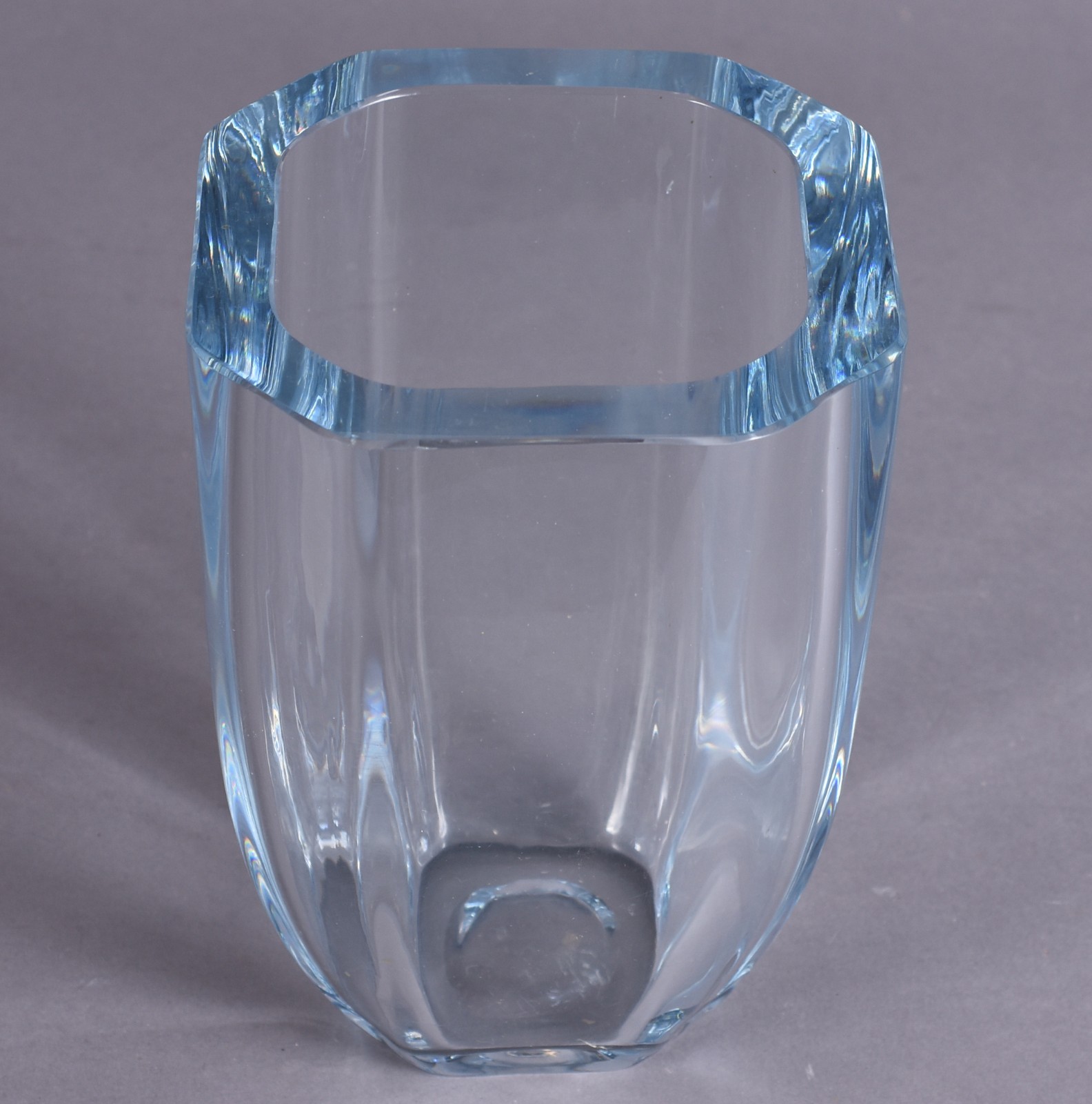 Vaso em bloco de cristal europeu, assinado Strasburg na base... - foto 2 de 5