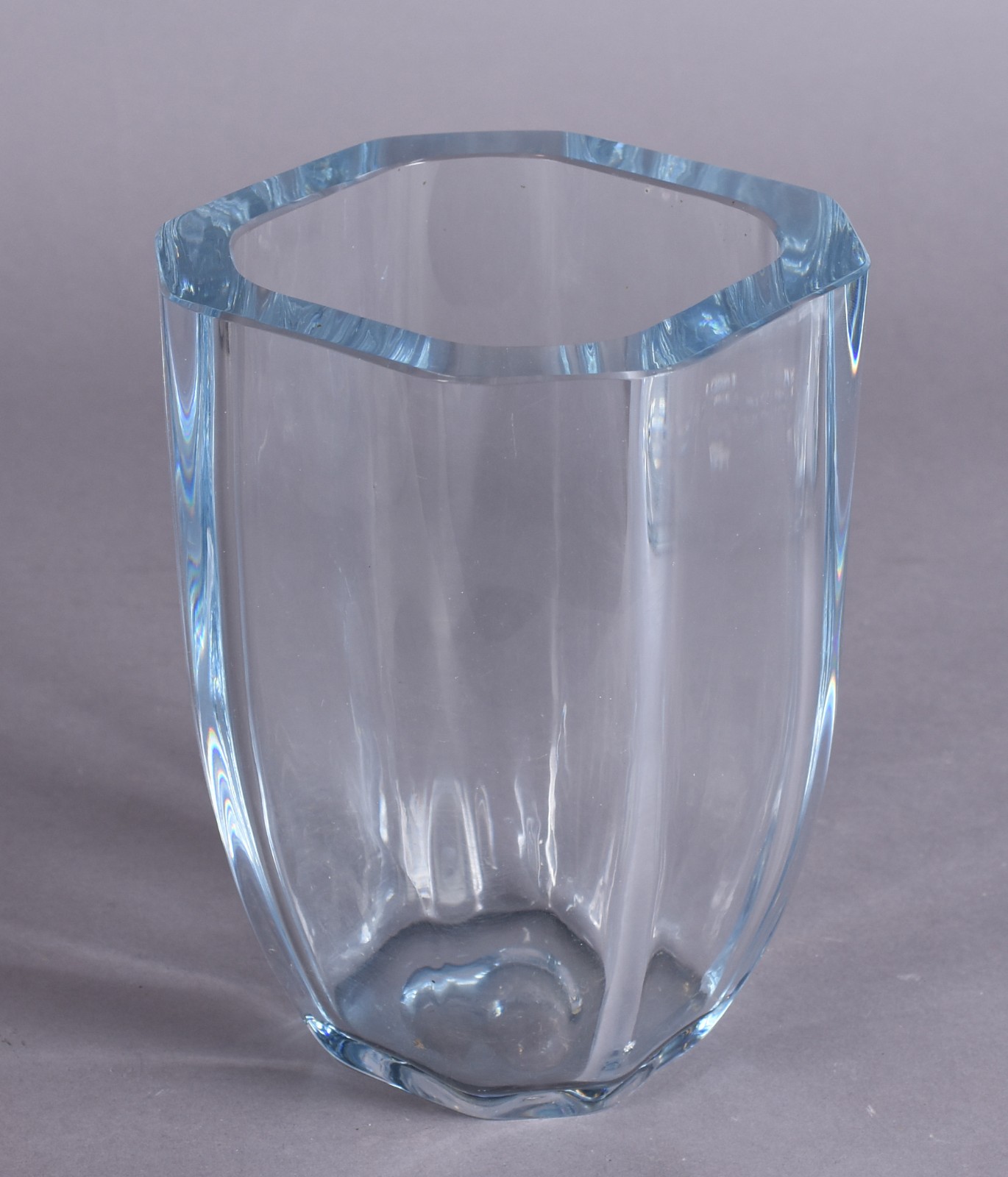 Vaso em bloco de cristal europeu, assinado Strasburg na base... - foto 3 de 5
