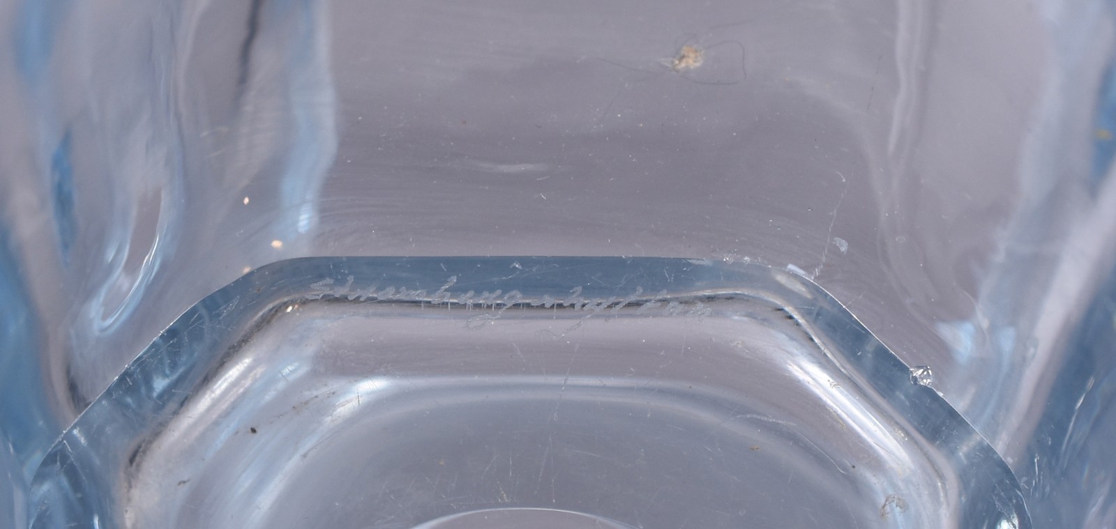 Vaso em bloco de cristal europeu, assinado Strasburg na base... - foto 5 de 5