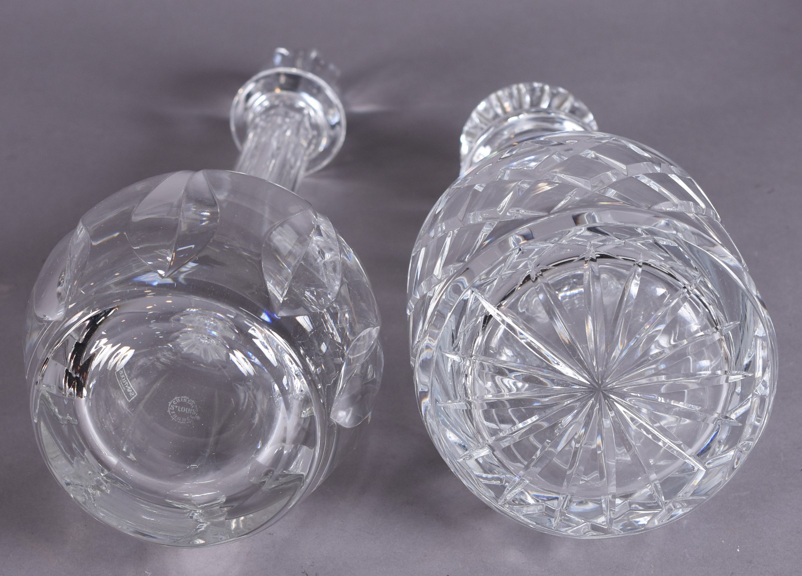 Duas licoreiras de cristal lapidado, sendo a maior francesa Saint... - foto 4 de 6