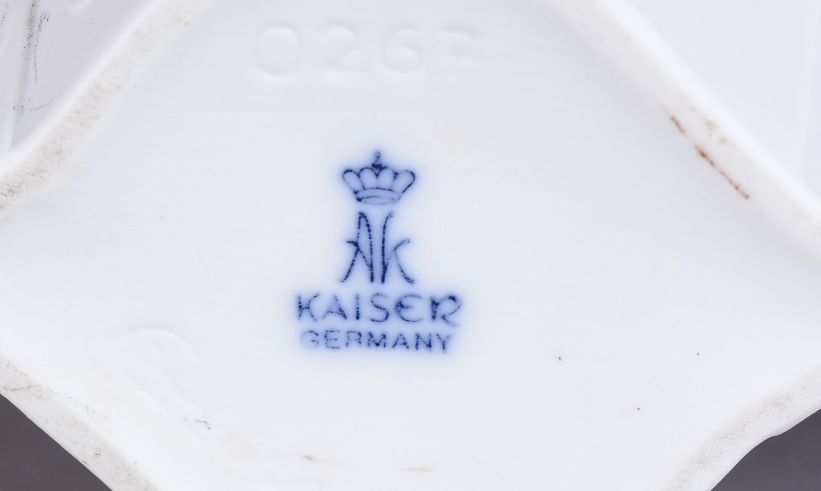 Duas peças de biscuit Kaiser, sendo vaso e potiche com flores em... - foto 5 de 5