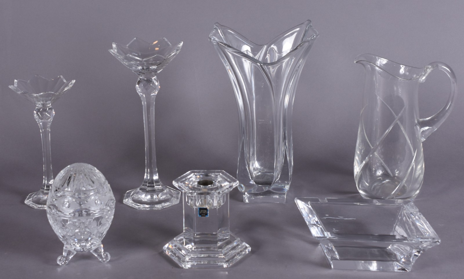 Diversas peças de cristal, sendo: vaso, par de castiçais... - foto 1 de 10