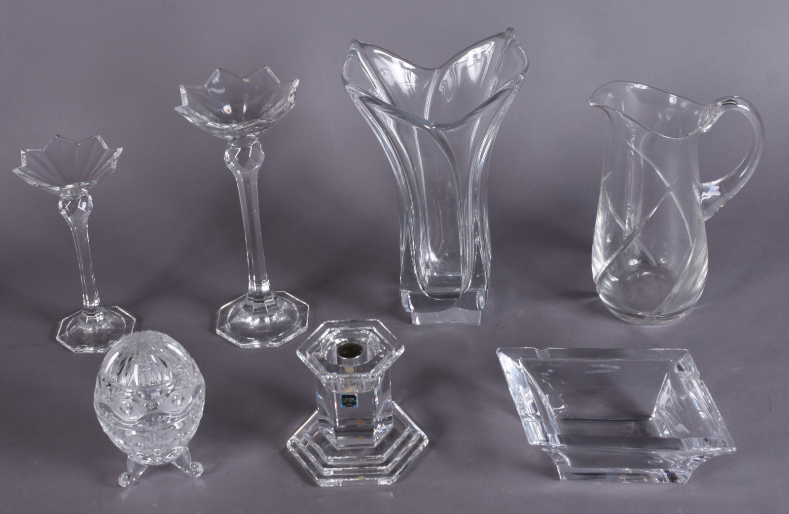 Diversas peças de cristal, sendo: vaso, par de castiçais... - foto 2 de 10