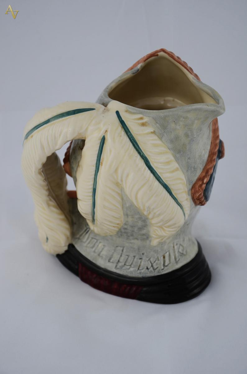 Caneca de faiança inglesa Royal Doulton rep. D. Quixote. Alt. 21 cm... - foto 2 de 2