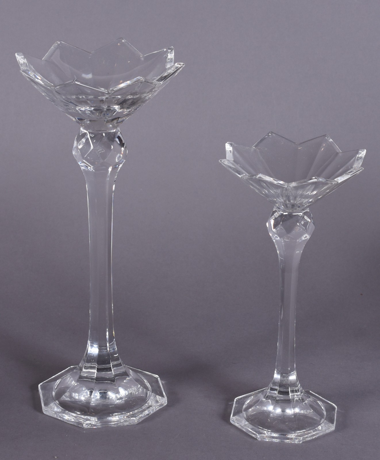 Diversas peças de cristal, sendo: vaso, par de castiçais... - foto 3 de 10