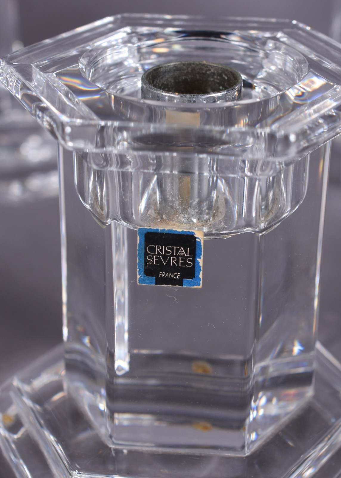 Diversas peças de cristal, sendo: vaso, par de castiçais... - foto 4 de 10