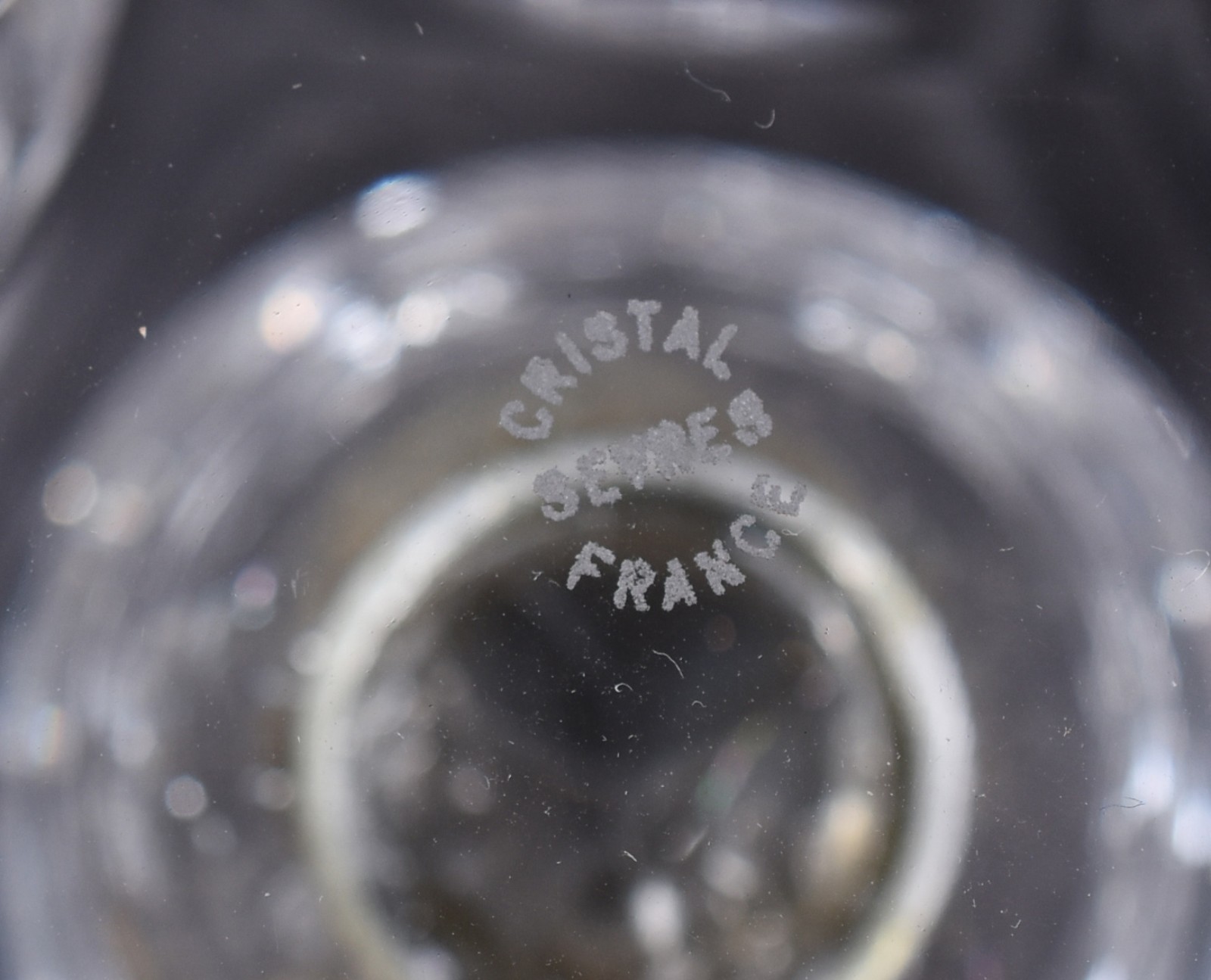Diversas peças de cristal, sendo: vaso, par de castiçais... - foto 5 de 10
