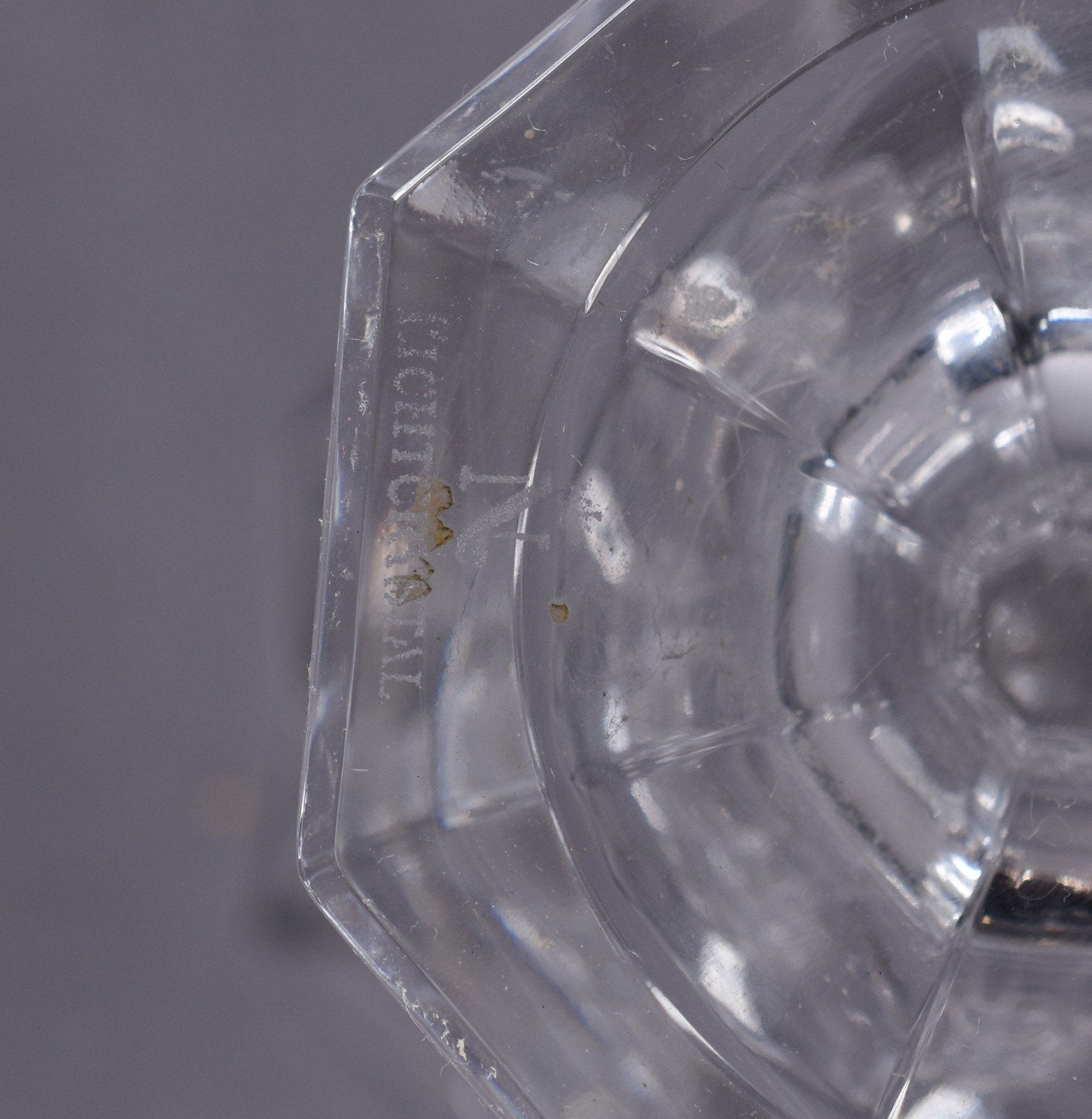 Diversas peças de cristal, sendo: vaso, par de castiçais... - foto 6 de 10