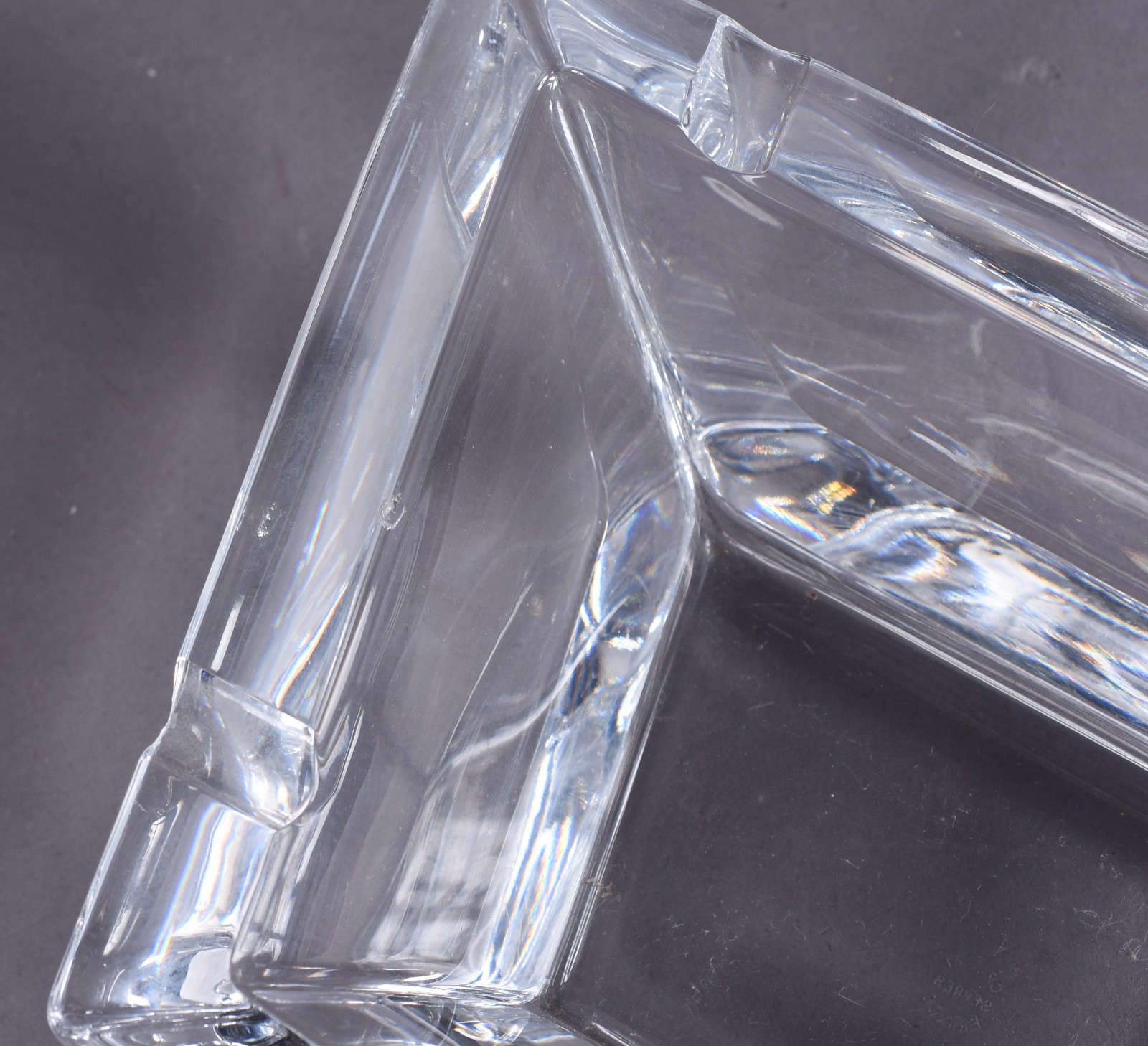Diversas peças de cristal, sendo: vaso, par de castiçais... - foto 9 de 10
