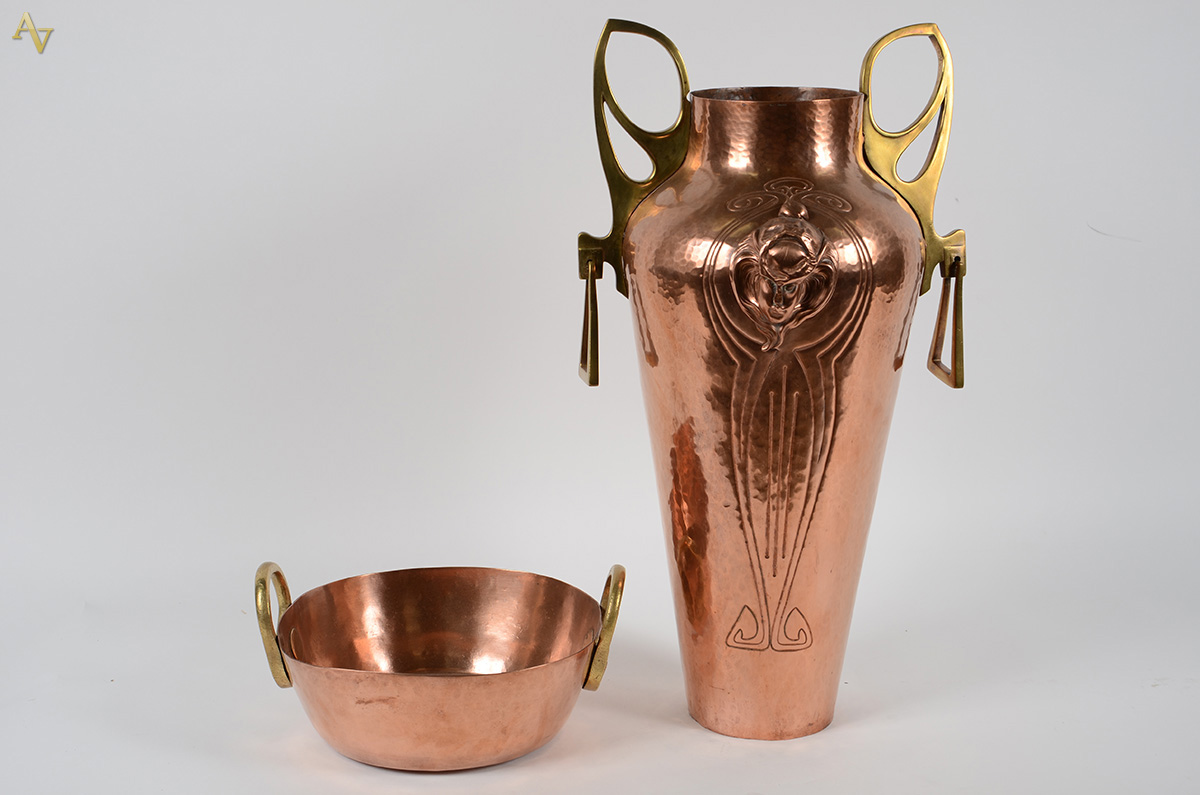 Vaso em cobre Art Noveau com figura em relevo. Acompanha tacho. Alt... - foto 1 de 2