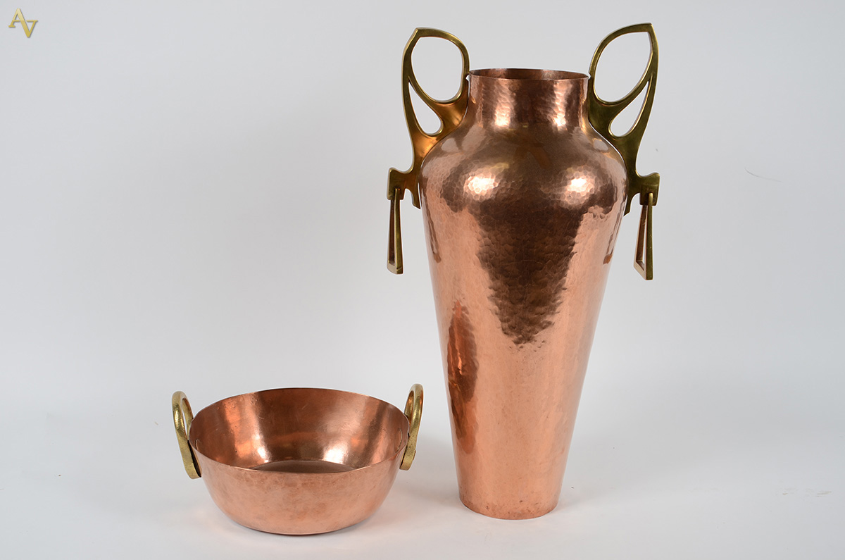 Vaso em cobre Art Noveau com figura em relevo. Acompanha tacho. Alt... - foto 2 de 2