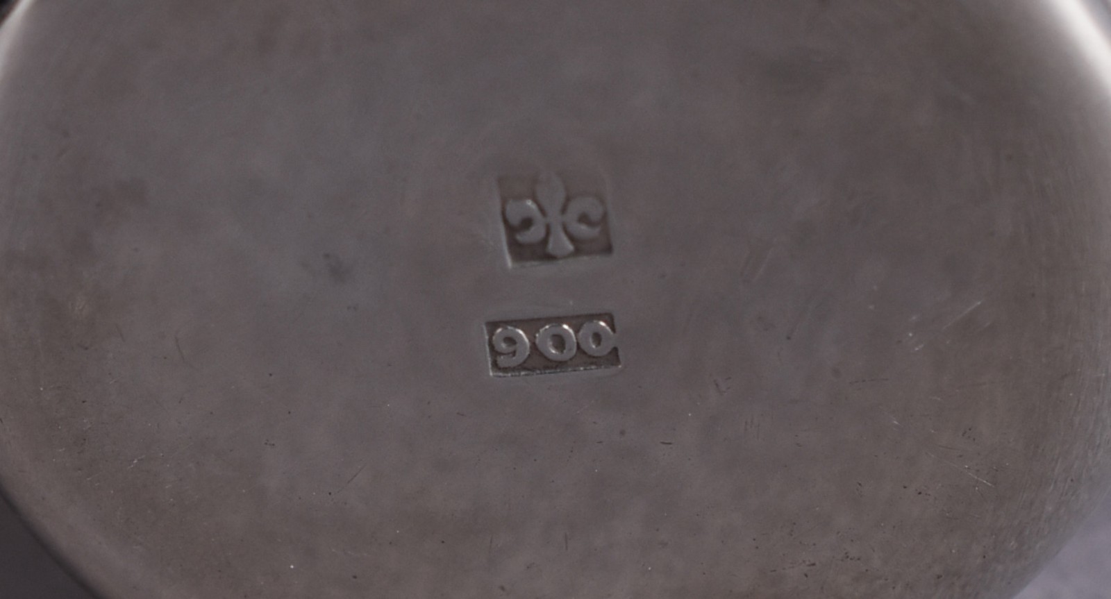 Três copinhos de prata contrastada (amassado). Peso da prata: 140 g... - foto 5 de 6