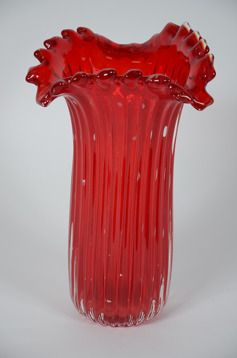 Vaso frisado de murano na cor rubi. Alt. 38 cm, diâm. 25 cm