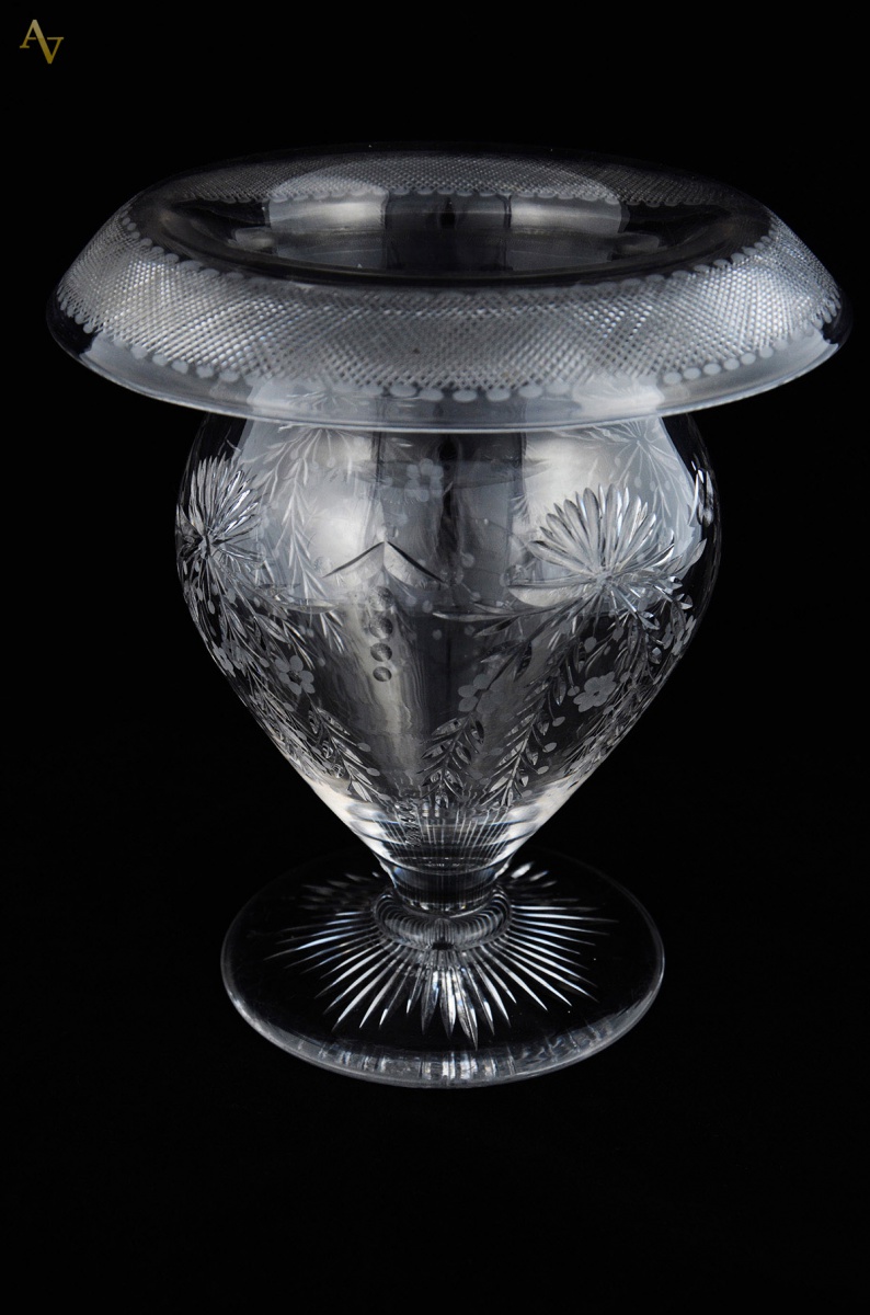 Vaso de cristal Inglês, possivelmente de Bristol, lapidado, borda...