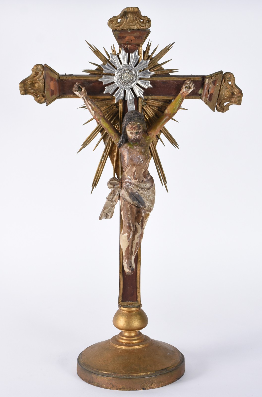 Antigo crucifixo de madeira com realces dourados e figura de Cristo... - foto 1 de 7