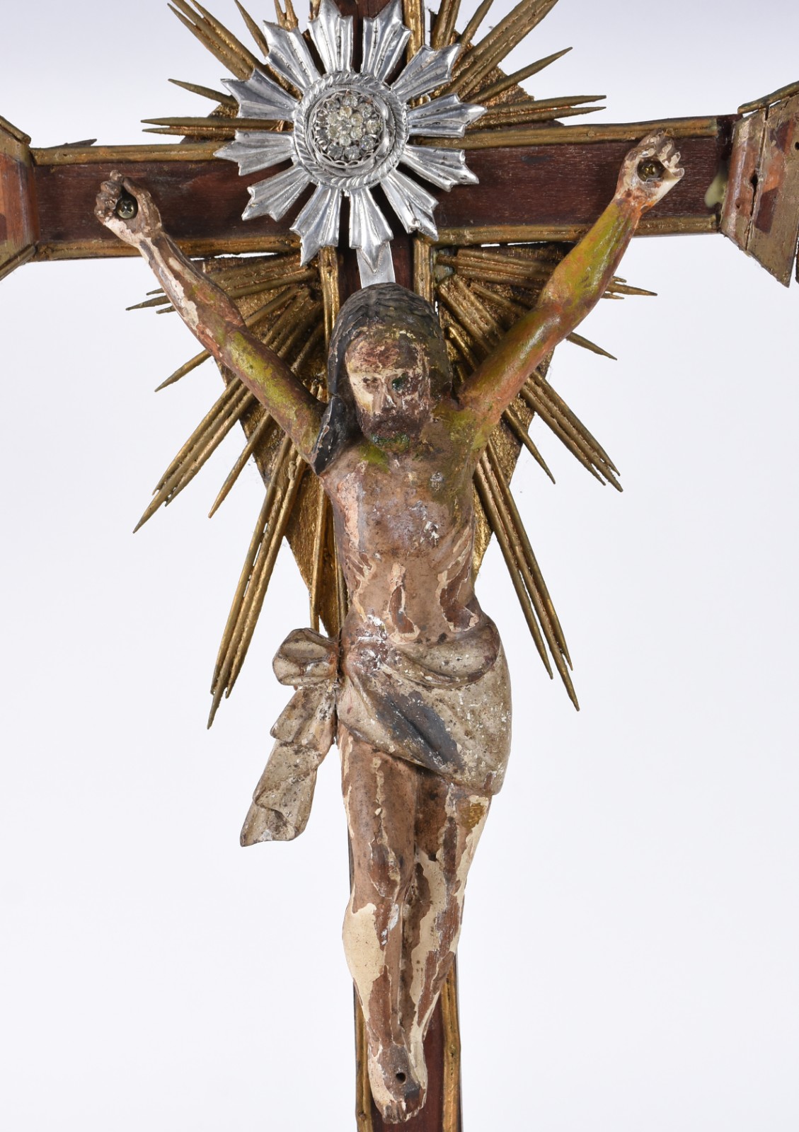 Antigo crucifixo de madeira com realces dourados e figura de Cristo... - foto 2 de 7