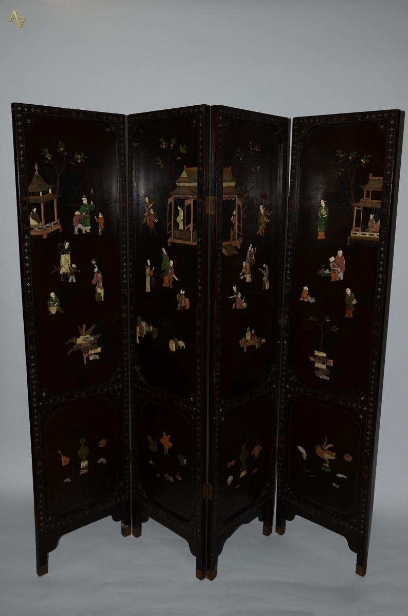 Biombo oriental com 4 folhas em lacca negra decorado com cenas... - foto 1 de 2