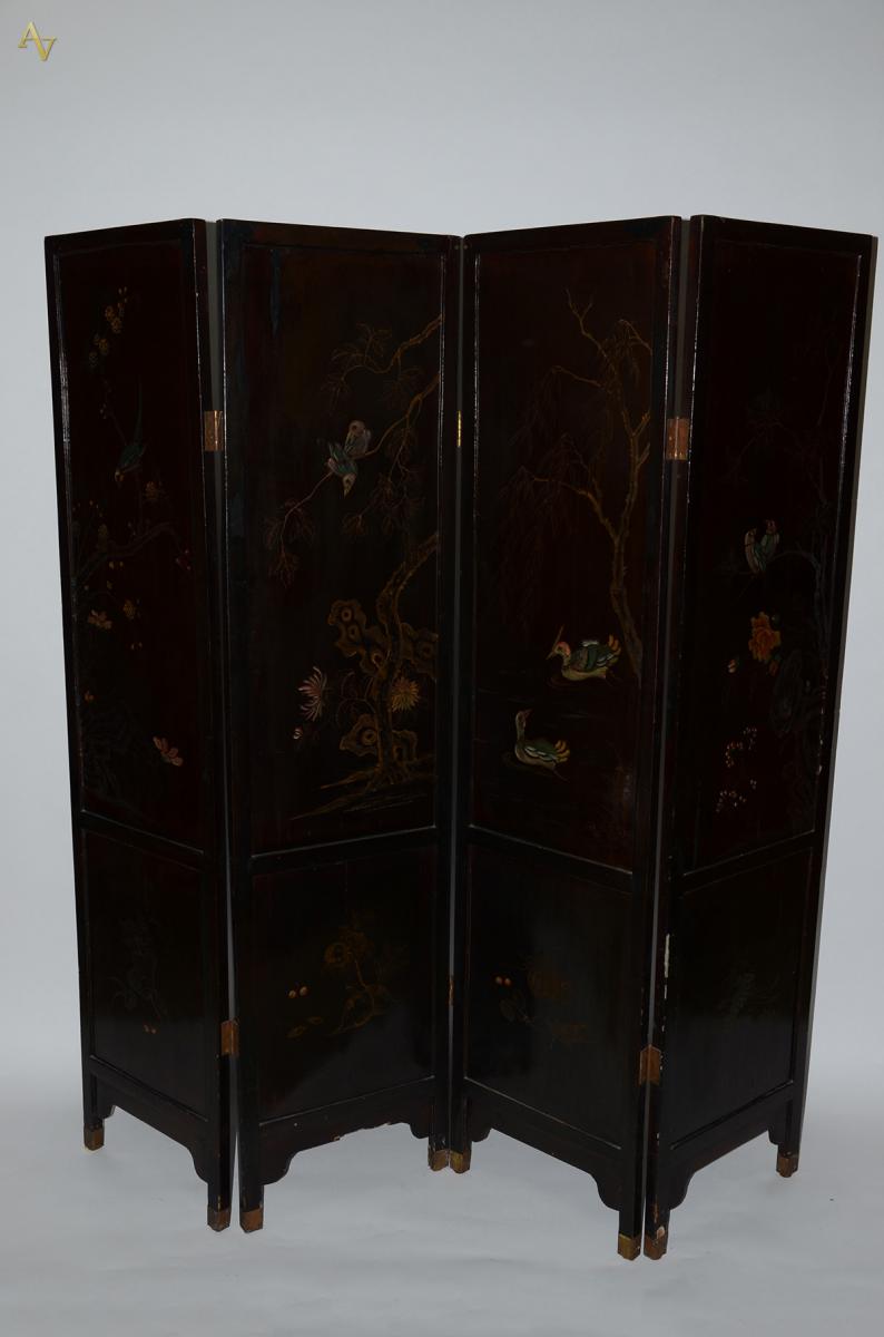 Biombo oriental com 4 folhas em lacca negra decorado com cenas... - foto 2 de 2