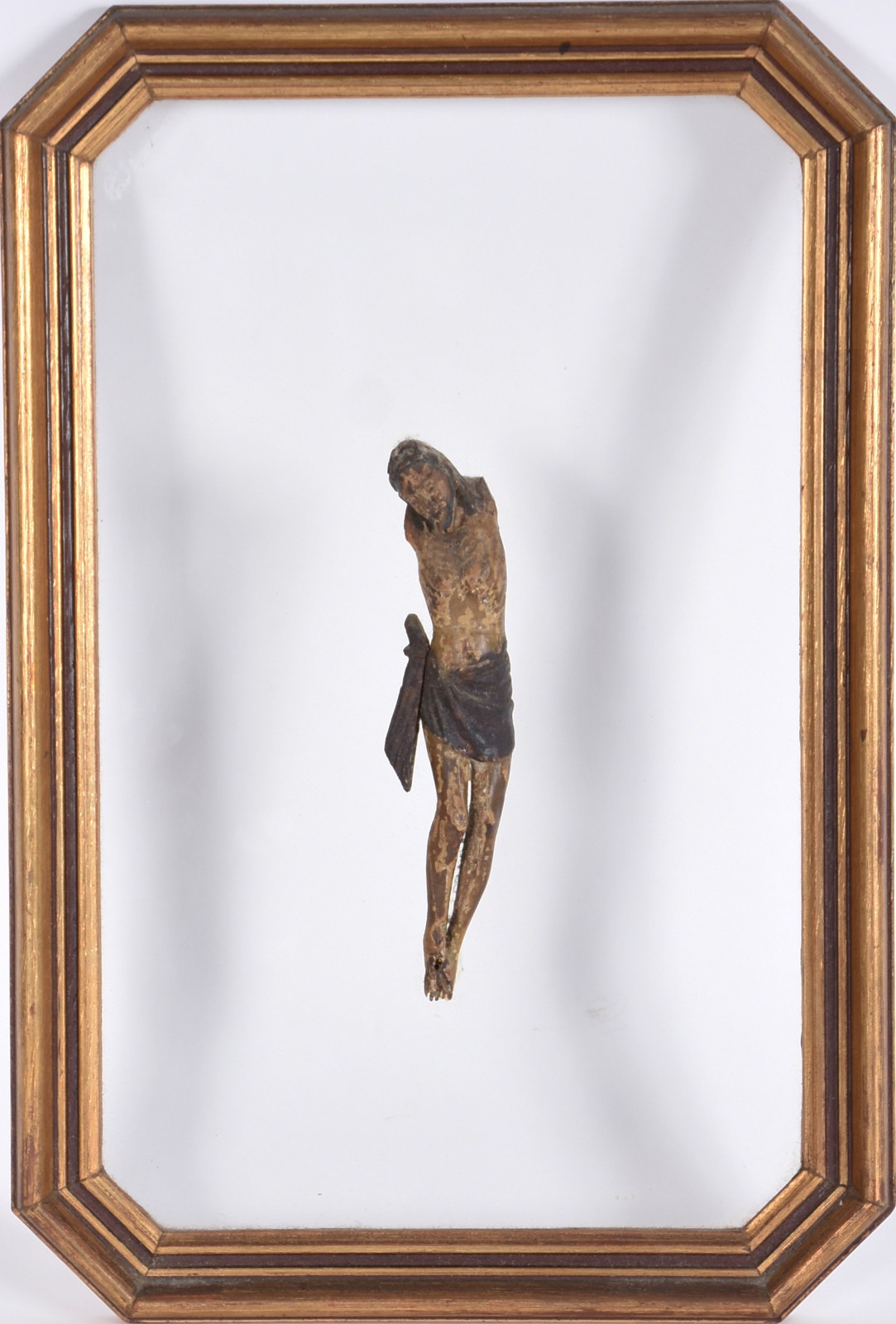 Fragmento de madeira entalhada representando Cristo. Moldura de vidro... - foto 1 de 3