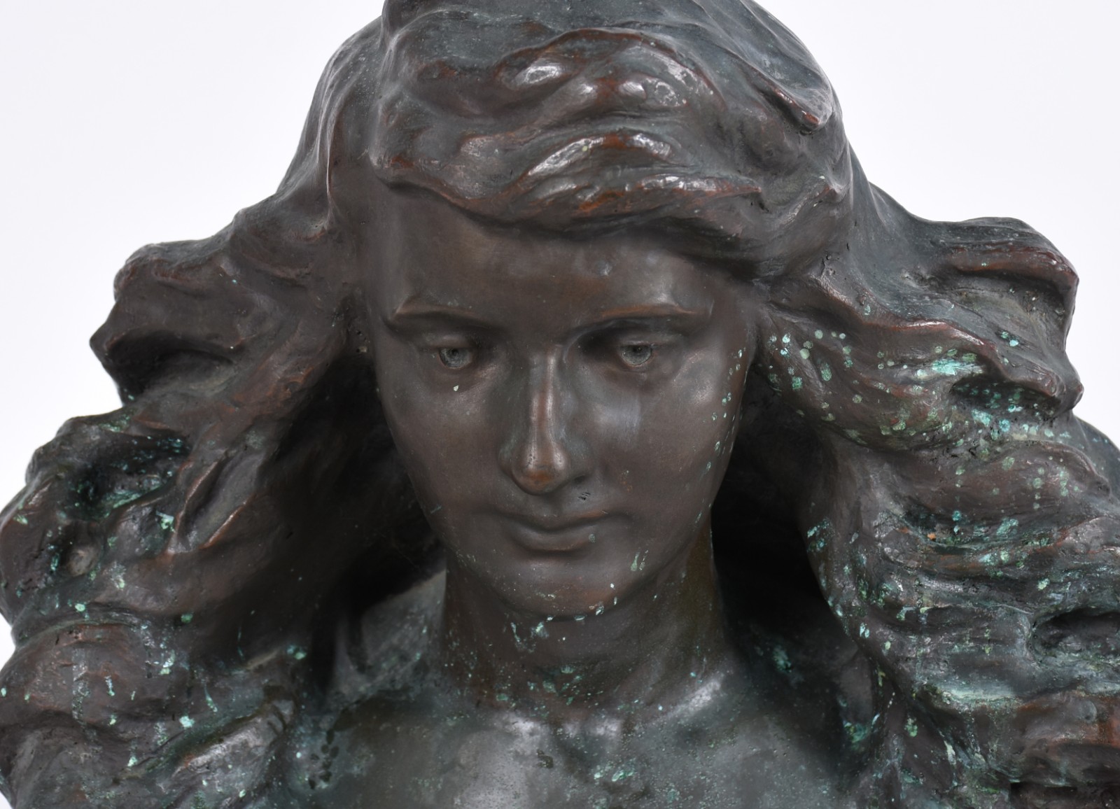 Escultura de metal representando figura feminina. - foto 2 de 8