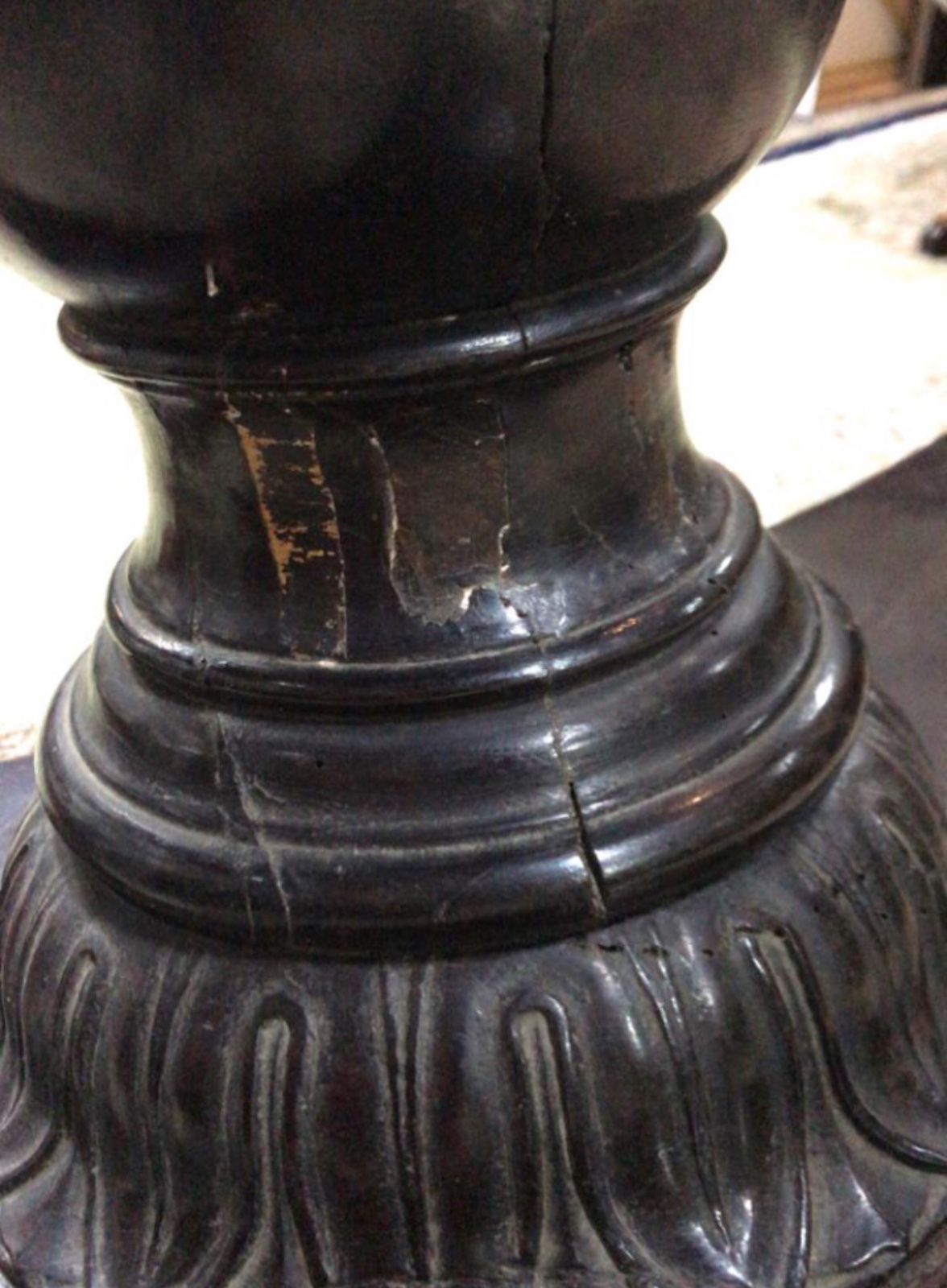 Mesa de madeira nobre, base feitio balaústre em apoio na base... - foto 6 de 7