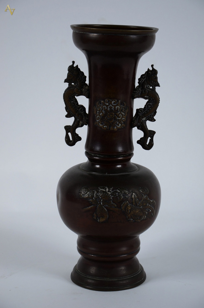 Vaso em bronze chinês pegas laterais na forma de animais estilizados... - foto 1 de 2