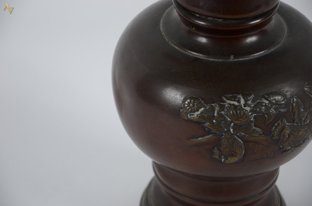 Vaso em bronze chinês pegas laterais na forma de animais estilizados... - foto 2 de 2